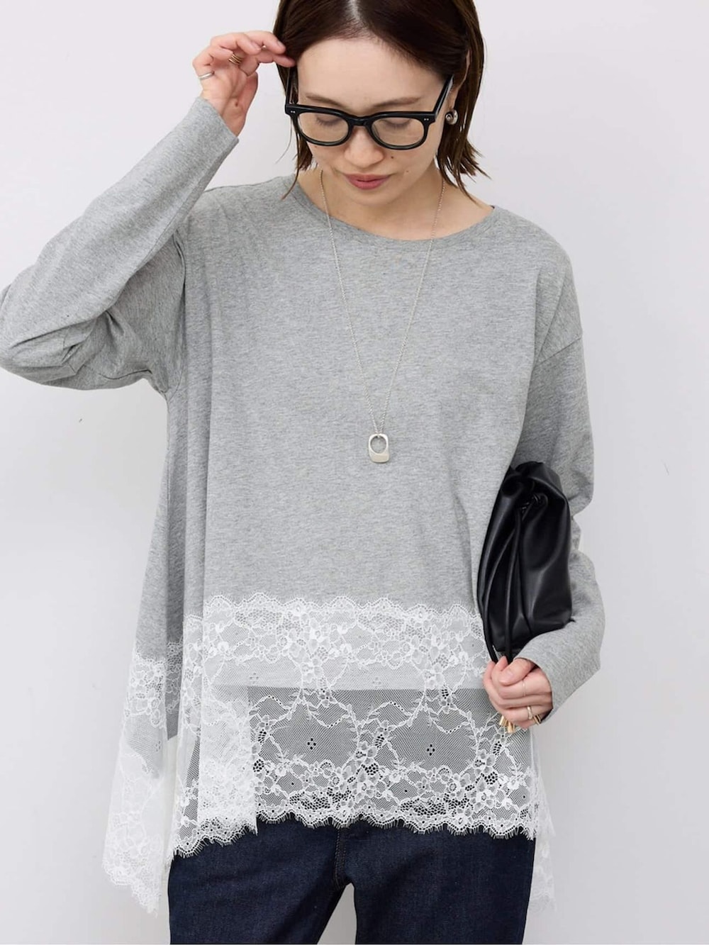ベージュ系のバレエシューズ、ブルー系のデニムパンツ、グレー系のTシャツ/カットソーを着用したレディースの冬コーディネートの4枚目の写真