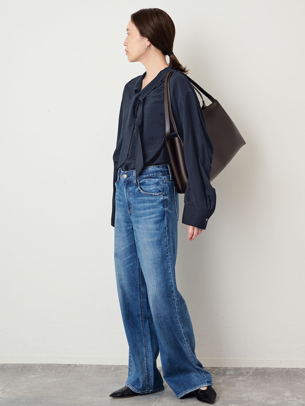 ブルー系のデニムパンツ、ブルー系のシャツ/ブラウス、ブラウン系のトートバッグを着用したレディースの夏コーディネートの3枚目の写真