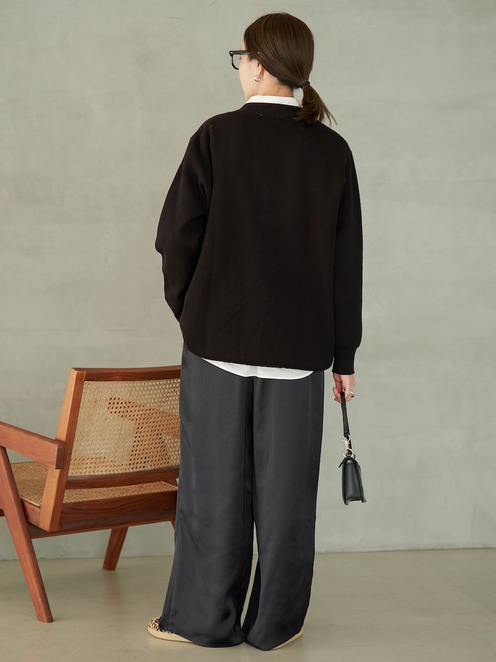 ブラック系のその他パンツ、ホワイト系のシャツ/ブラウス、ブラック系のカーディガン/ボレロを着用したレディースの夏コーディネートの4枚目の写真