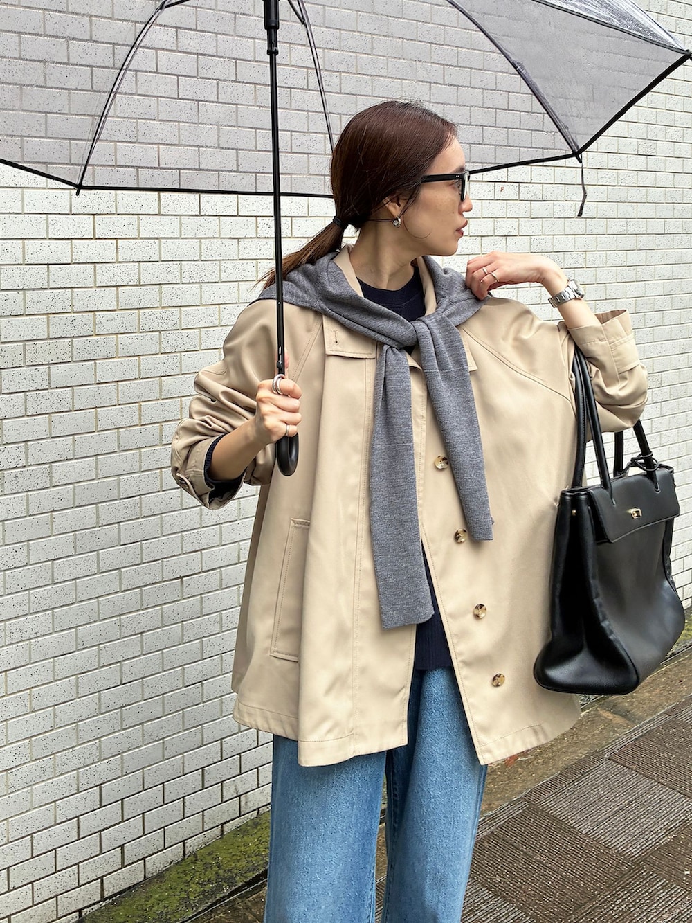 ベージュ系のその他アウター、ブルー系のデニムパンツ、ブルー系のニット/セーターを着用したレディースの秋コーディネートの2枚目の写真
