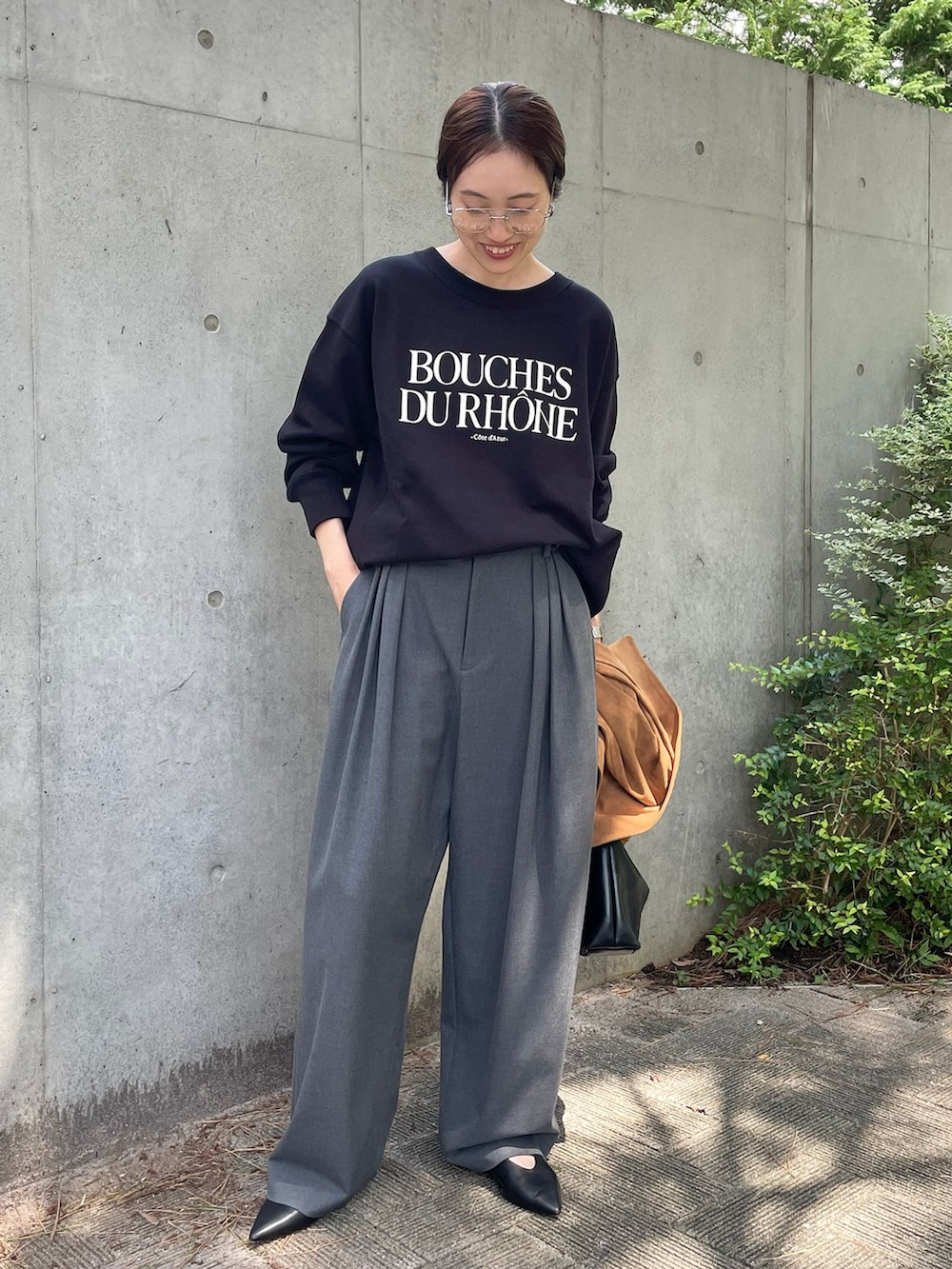 イエロー系のその他アウター、グレー系のスラックス、ブラック系のスウェットを着用したレディースの夏コーディネートの4枚目の写真