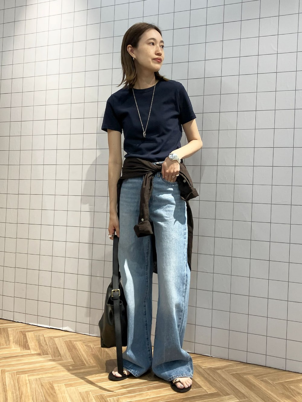 ブルー系のその他パンツ、ブラウン系のシャツ/ブラウス、ブラック系のショルダーバッグを着用したレディースの春コーディネートの3枚目の写真
