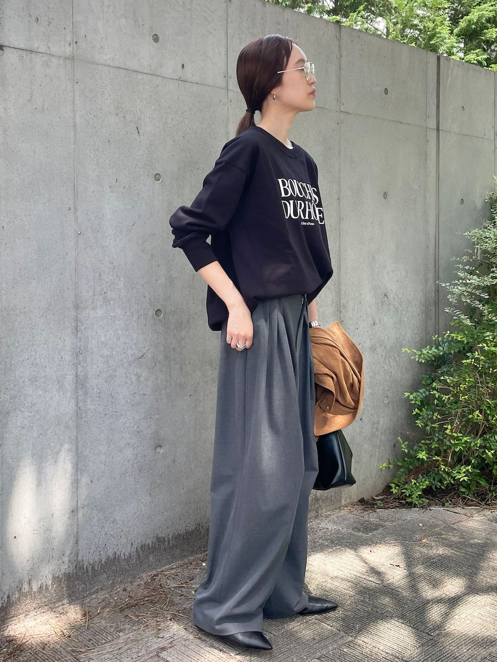 イエロー系のその他アウター、グレー系のスラックス、ブラック系のスウェットを着用したレディースの夏コーディネートの7枚目の写真