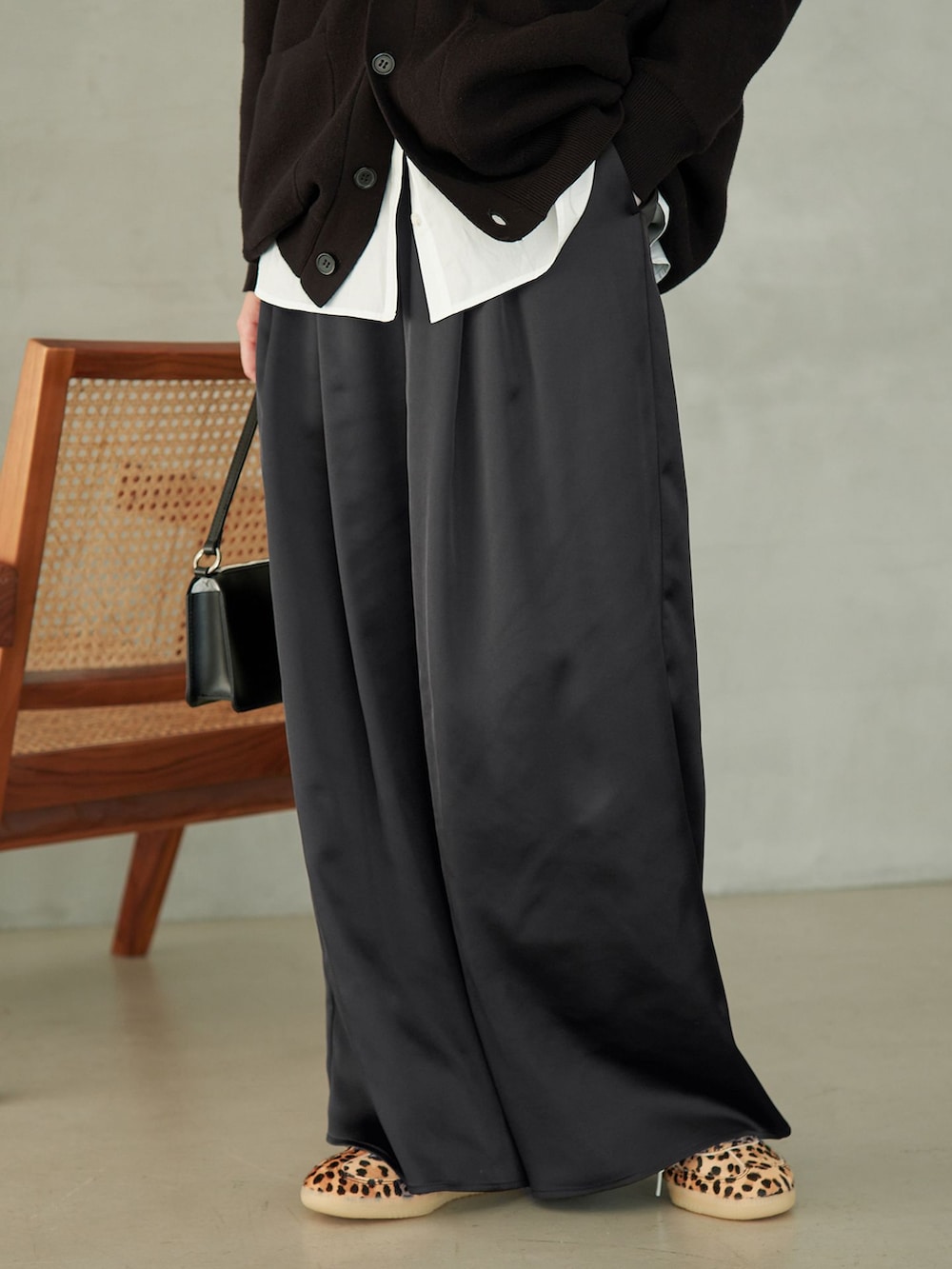 ブラック系のその他パンツ、ホワイト系のシャツ/ブラウス、ブラック系のカーディガン/ボレロを着用したレディースの夏コーディネートの5枚目の写真
