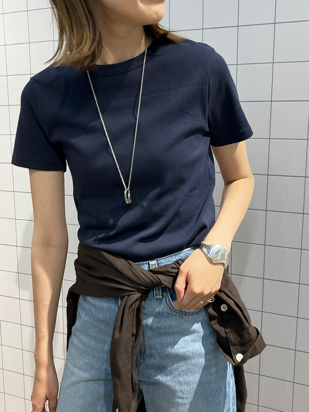 ブルー系のその他パンツ、ブラウン系のシャツ/ブラウス、ブラック系のショルダーバッグを着用したレディースの春コーディネートの6枚目の写真