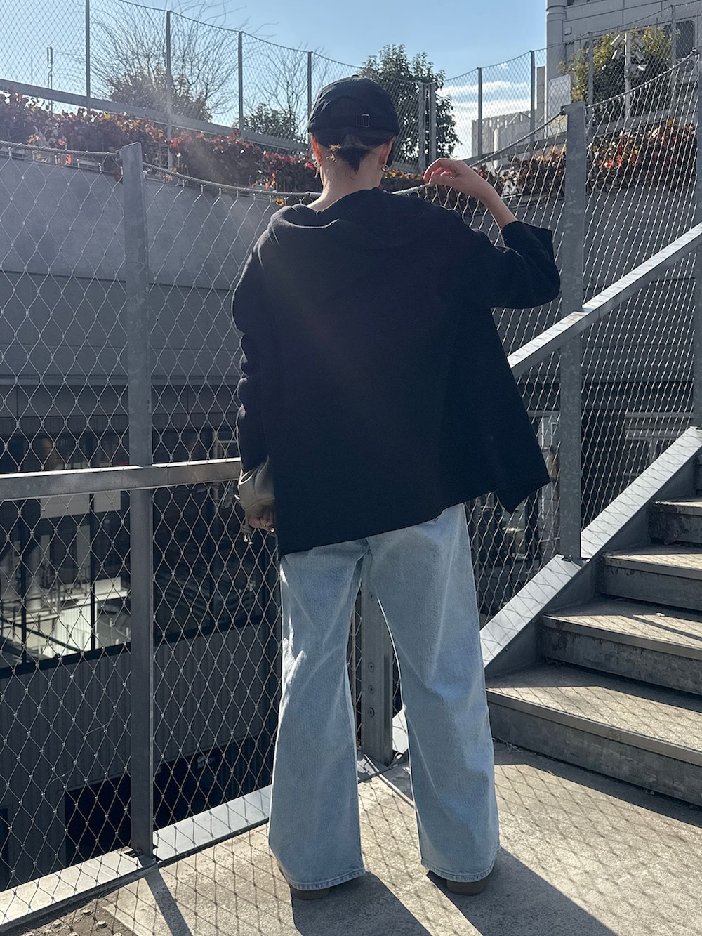 ブルー系のデニムパンツ、ブルー系のTシャツ/カットソー、ブラック系のカーディガン/ボレロを着用したレディースの春コーディネートの4枚目の写真