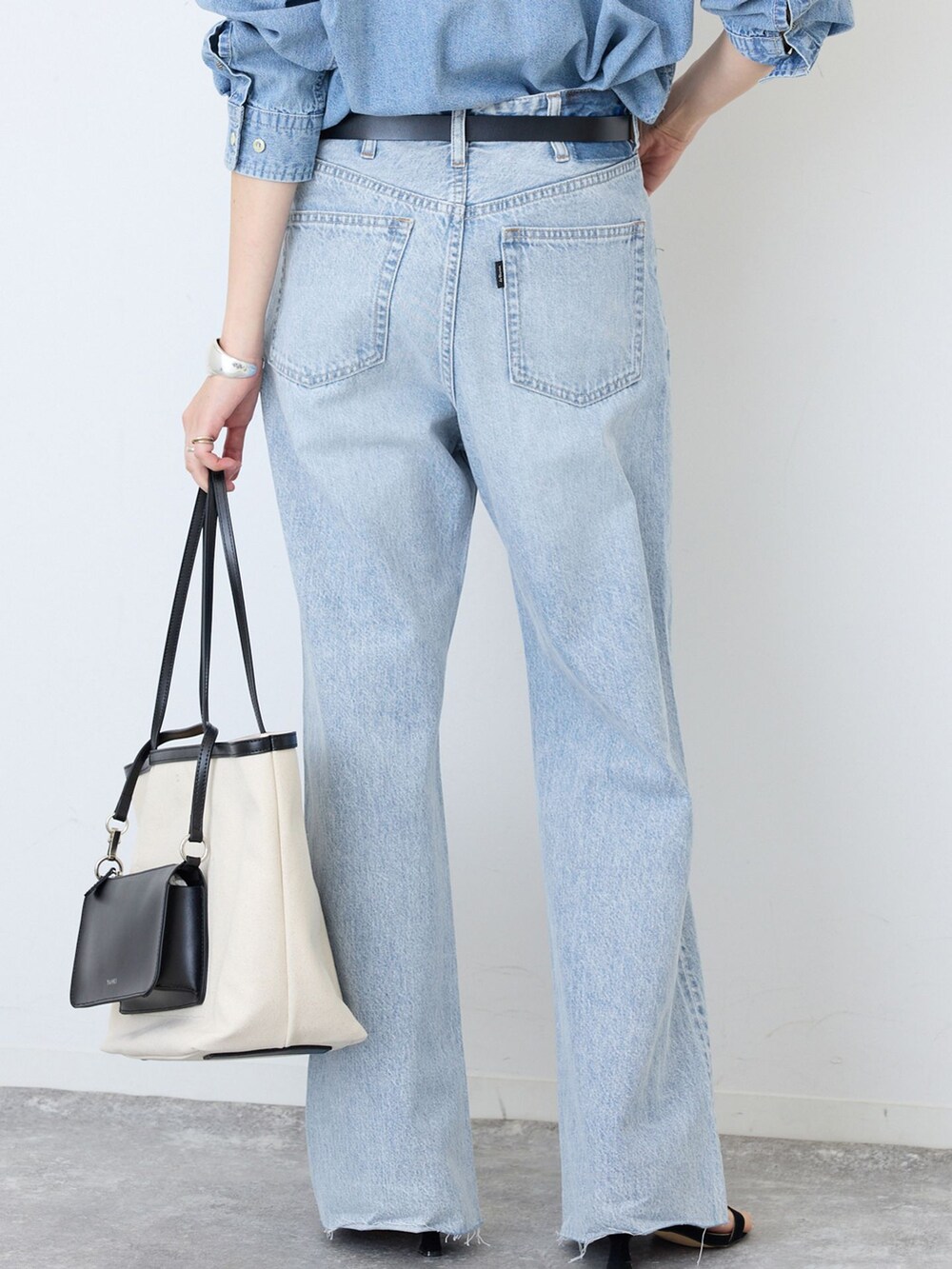 ブルー系のデニムパンツ、ブルー系のシャツ/ブラウス、ブラック系のサンダルを着用したレディースの夏コーディネートの6枚目の写真