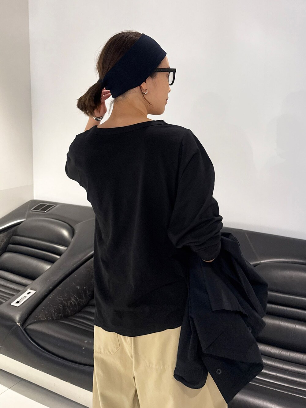 ベージュ系のチノパンツ、ブラック系のその他アウター、ブラック系のTシャツ/カットソーを着用したレディースの冬コーディネートの9枚目の写真