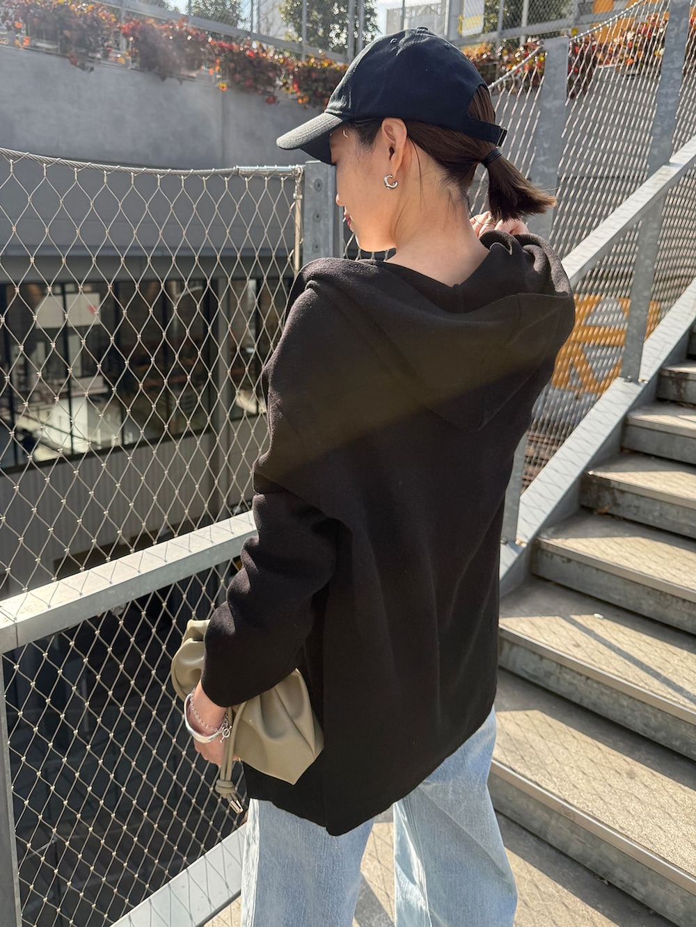 ブルー系のデニムパンツ、ブルー系のTシャツ/カットソー、ブラック系のカーディガン/ボレロを着用したレディースの春コーディネートの6枚目の写真