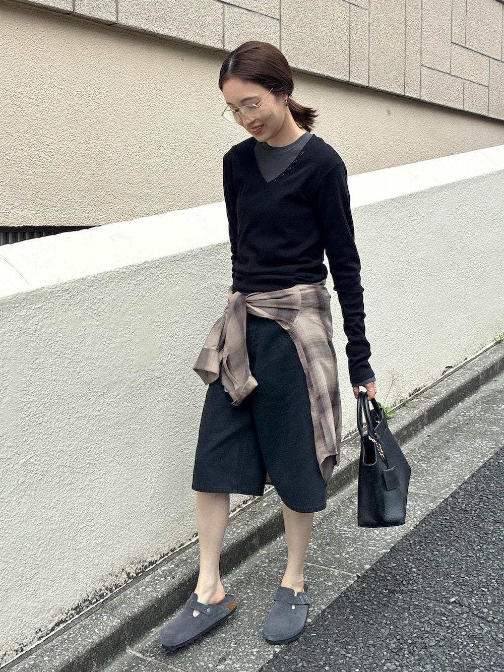 ブラウン系のシャツ/ブラウス、ブラック系のTシャツ/カットソー、グレー系のスリッポンを着用したレディースの夏コーディネートの3枚目の写真