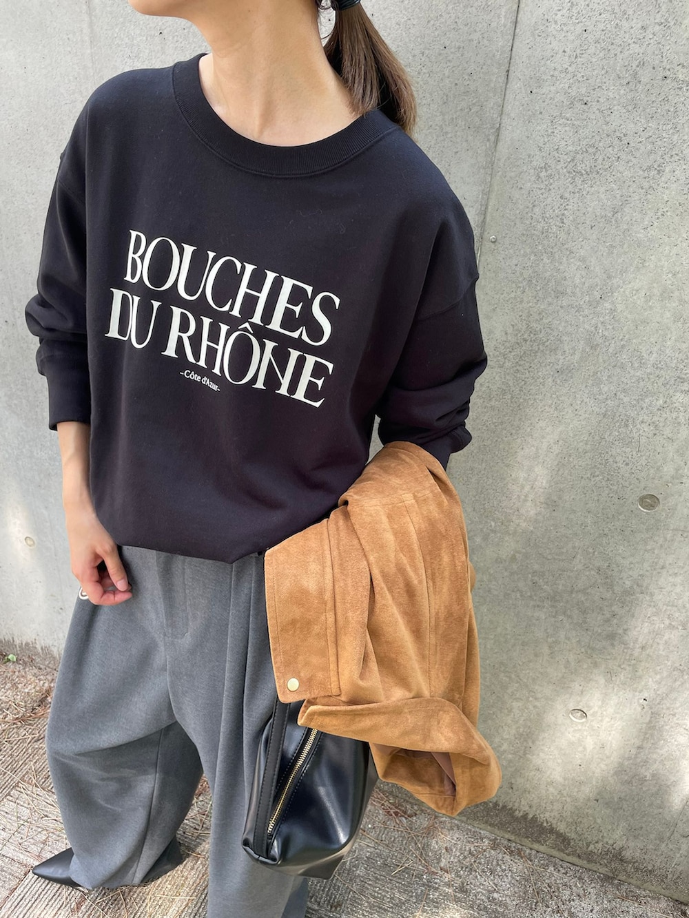 イエロー系のその他アウター、グレー系のスラックス、ブラック系のスウェットを着用したレディースの夏コーディネートの8枚目の写真