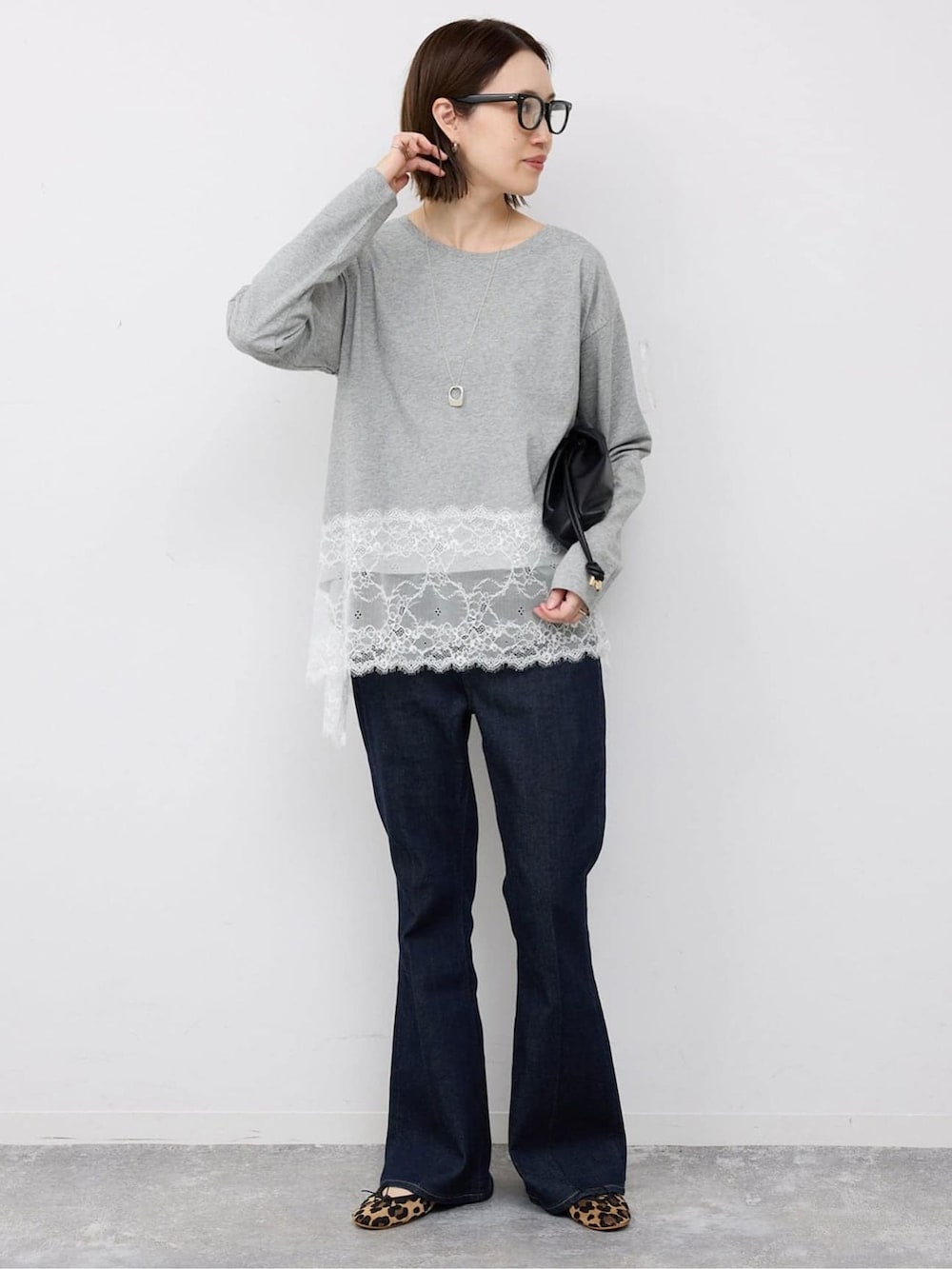 ベージュ系のバレエシューズ、ブルー系のデニムパンツ、グレー系のTシャツ/カットソーを着用したレディースの冬コーディネートの2枚目の写真