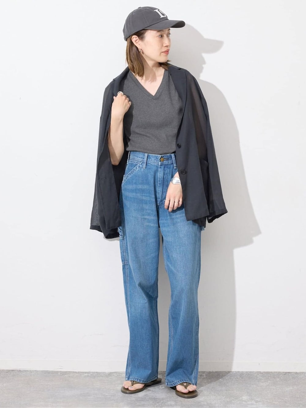 ブラック系のその他アウター、ブルー系のデニムパンツ、グレー系のTシャツ/カットソーを着用したレディースの夏コーディネートの2枚目の写真