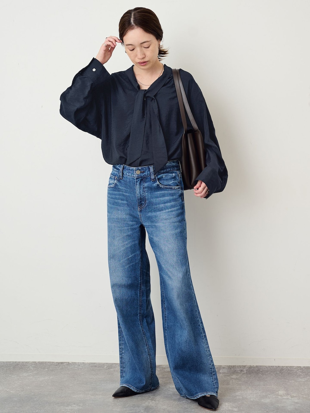 ブルー系のデニムパンツ、ブルー系のシャツ/ブラウス、ブラウン系のトートバッグを着用したレディースの夏コーディネートの2枚目の写真