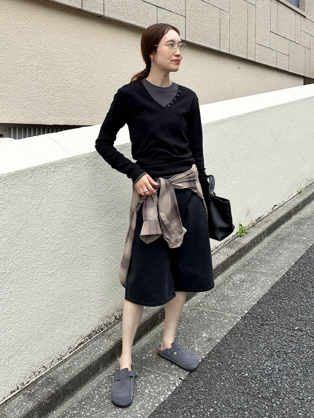 ブラウン系のシャツ/ブラウス、ブラック系のTシャツ/カットソー、グレー系のスリッポンを着用したレディースの夏コーディネートの2枚目の写真