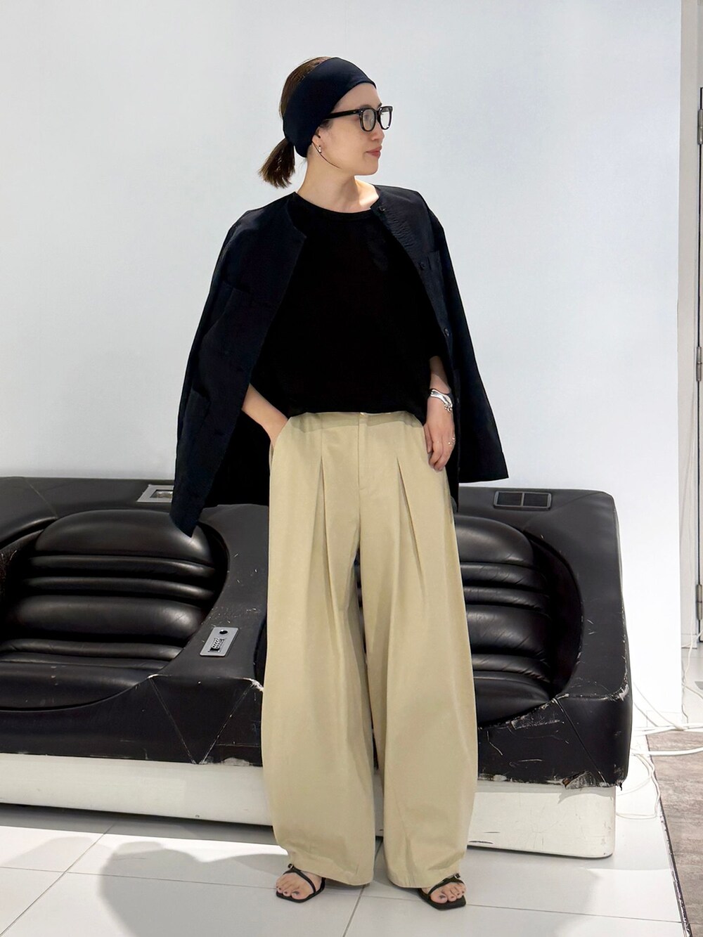 ベージュ系のチノパンツ、ブラック系のその他アウター、ブラック系のTシャツ/カットソーを着用したレディースの冬コーディネートの5枚目の写真