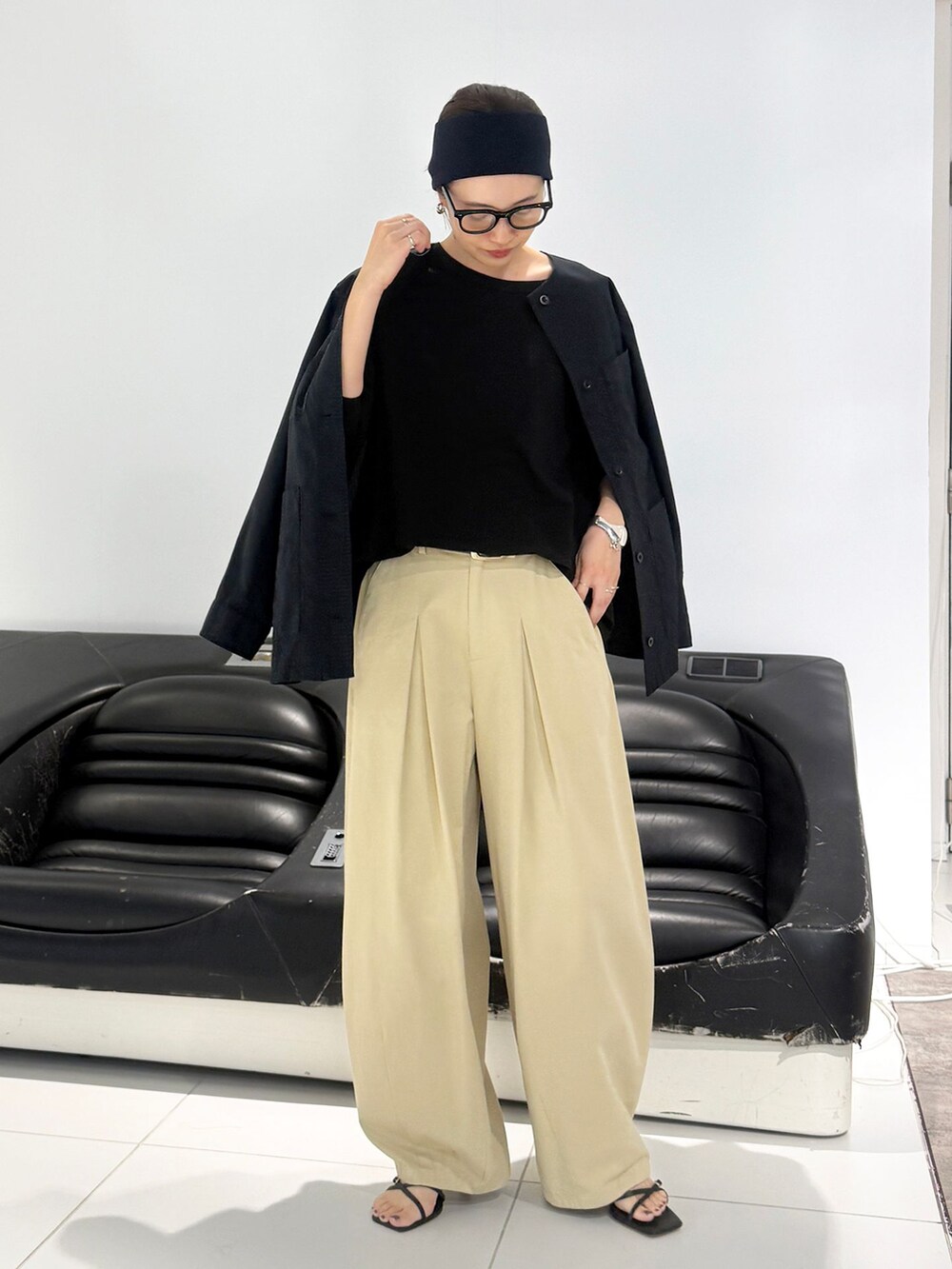 ベージュ系のチノパンツ、ブラック系のその他アウター、ブラック系のTシャツ/カットソーを着用したレディースの冬コーディネートの2枚目の写真