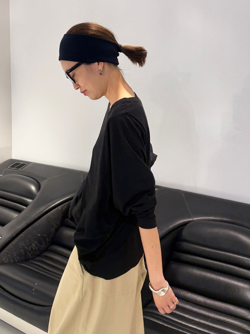 ベージュ系のチノパンツ、ブラック系のその他アウター、ブラック系のTシャツ/カットソーを着用したレディースの冬コーディネートの8枚目の写真