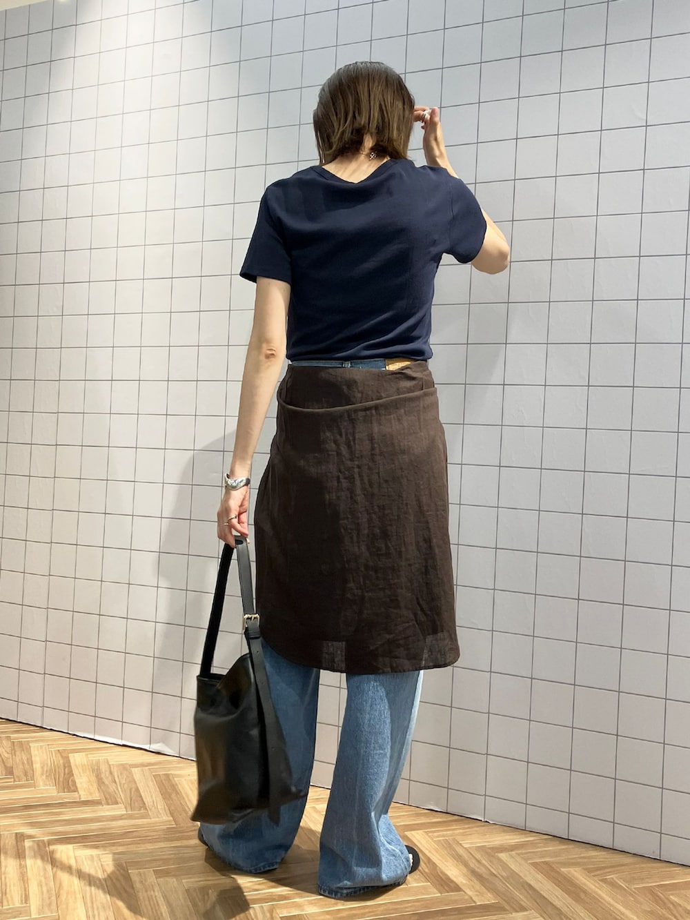 ブルー系のその他パンツ、ブラウン系のシャツ/ブラウス、ブラック系のショルダーバッグを着用したレディースの春コーディネートの5枚目の写真