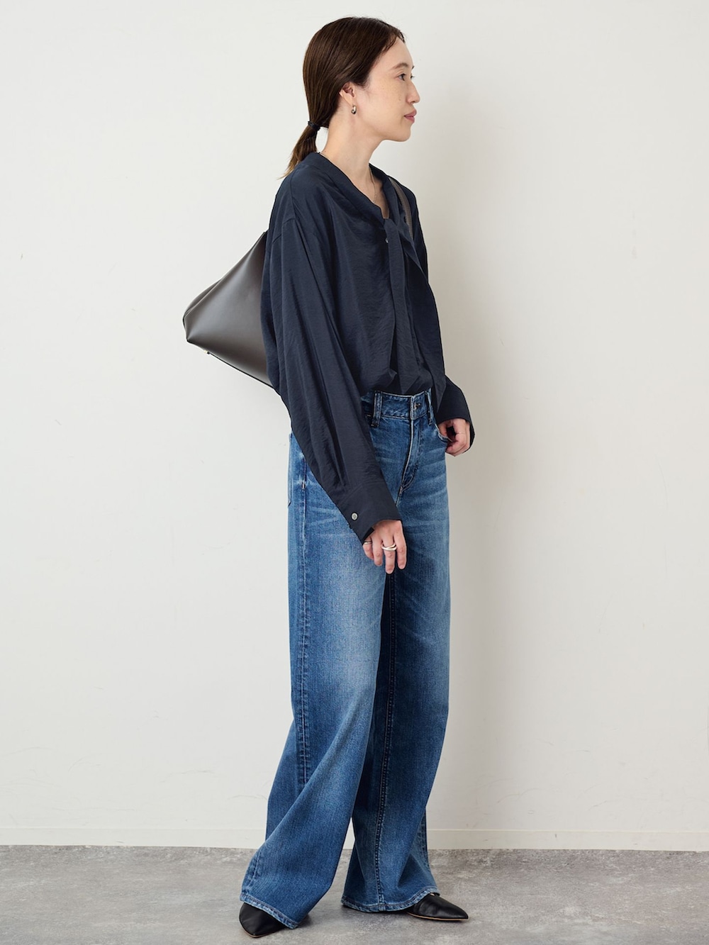 ブルー系のデニムパンツ、ブルー系のシャツ/ブラウス、ブラウン系のトートバッグを着用したレディースの夏コーディネートの4枚目の写真