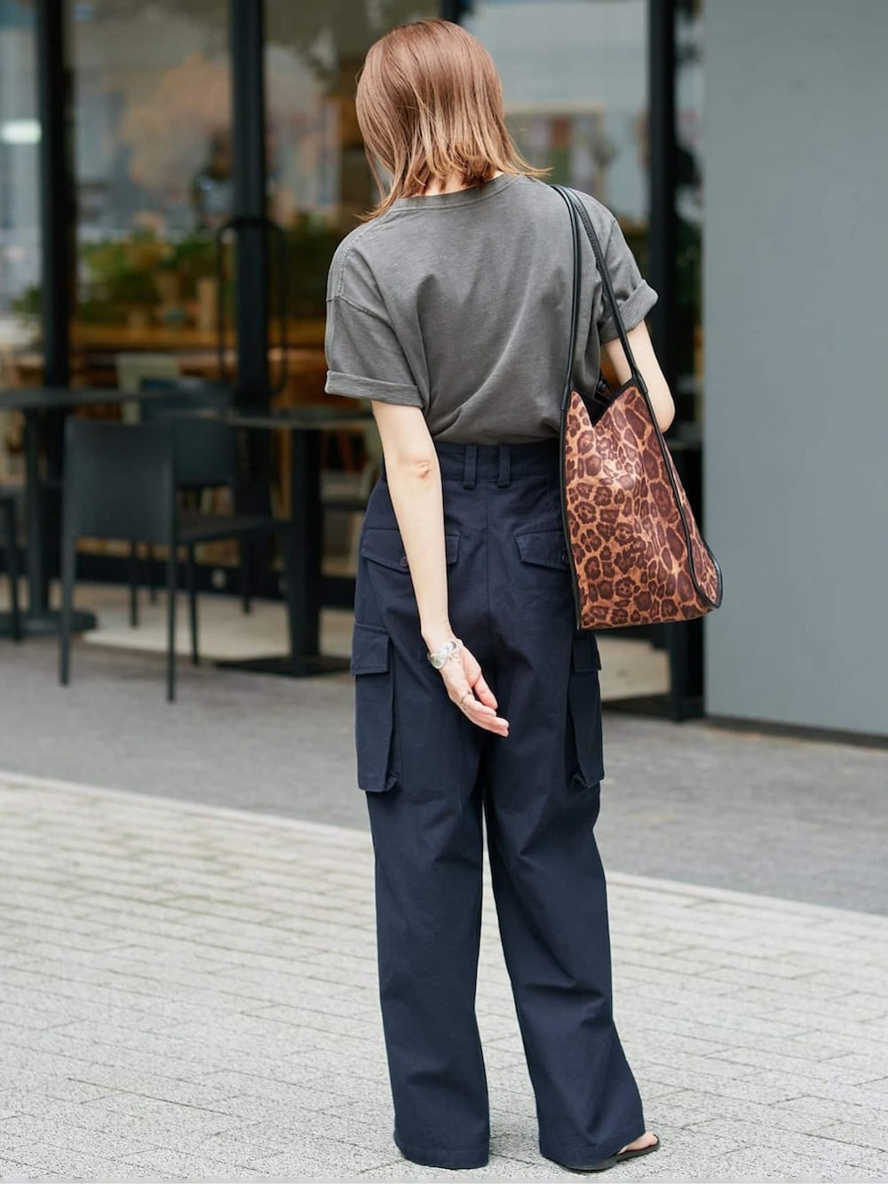 ブルー系のカーゴパンツ、ブラック系のサンダルを着用したレディースの夏コーディネートの2枚目の写真