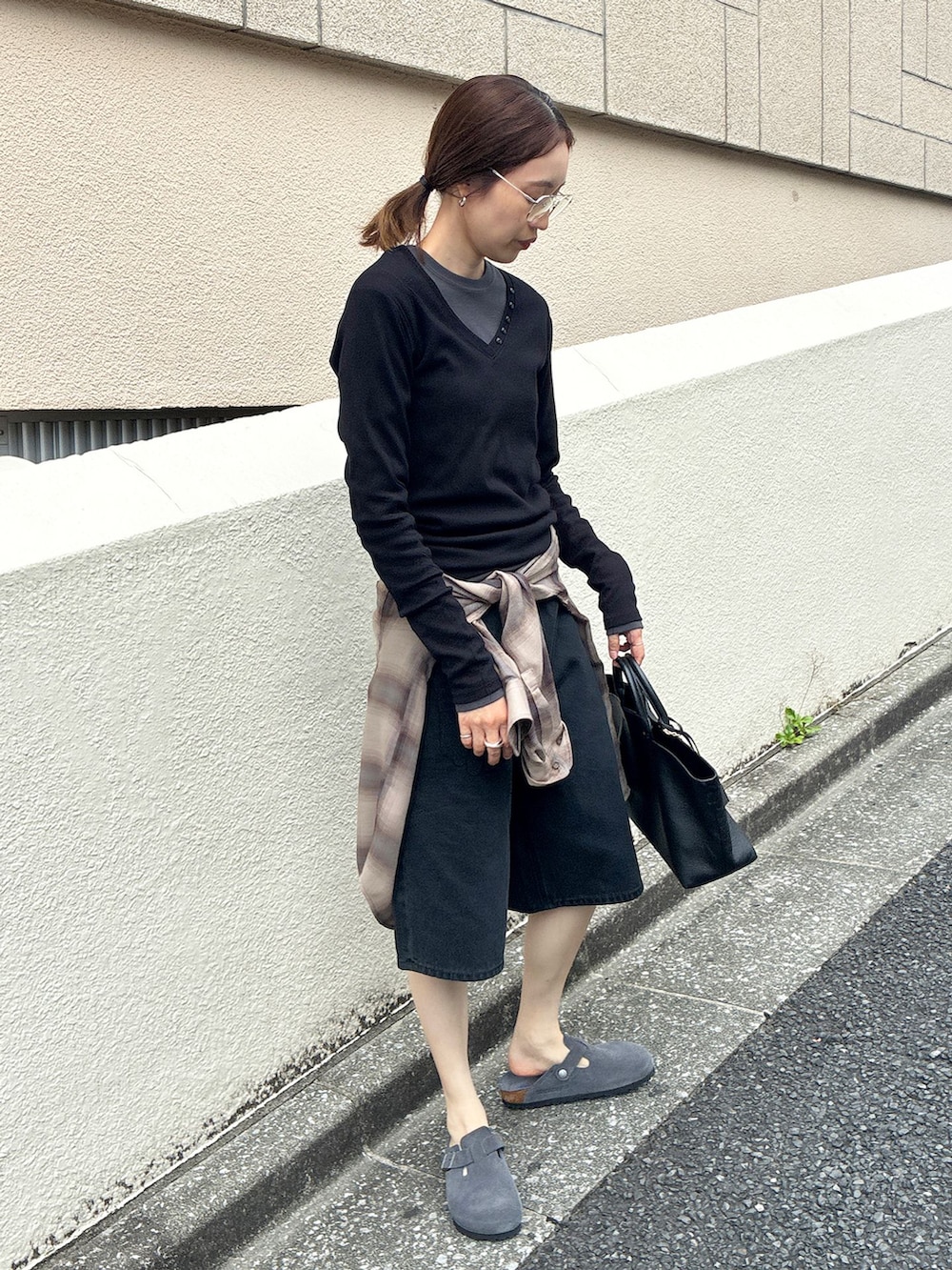 ブラウン系のシャツ/ブラウス、ブラック系のTシャツ/カットソー、グレー系のスリッポンを着用したレディースの夏コーディネートの4枚目の写真