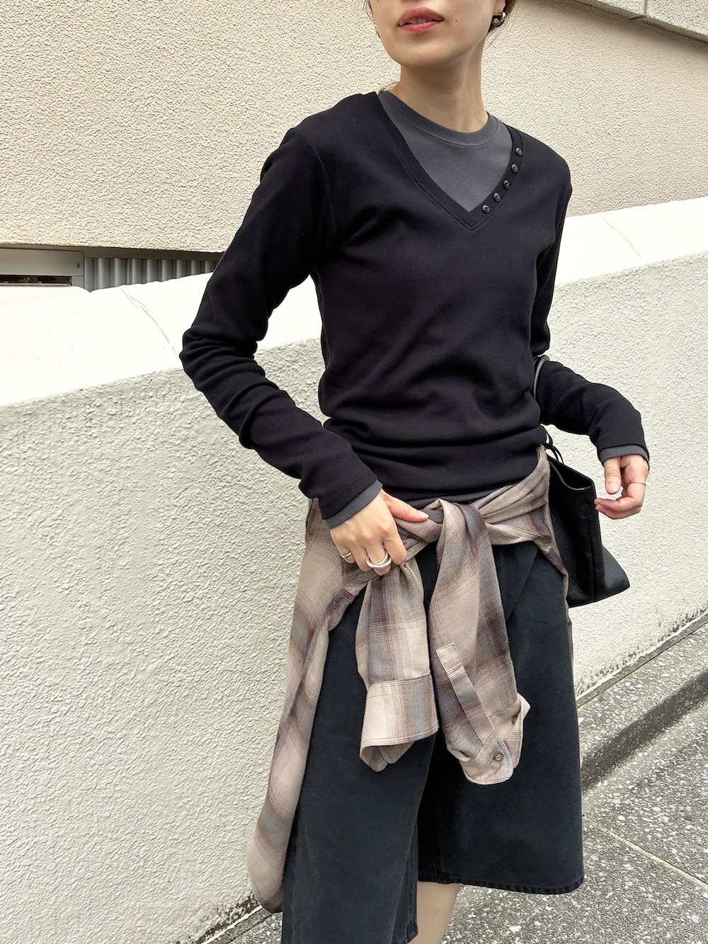 ブラウン系のシャツ/ブラウス、ブラック系のTシャツ/カットソー、グレー系のスリッポンを着用したレディースの夏コーディネートの5枚目の写真