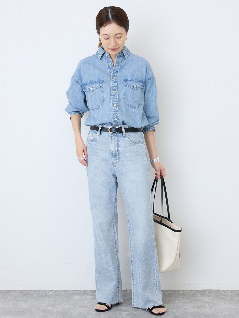 ブルー系のデニムパンツ、ブルー系のシャツ/ブラウス、ブラック系のサンダルを着用したレディースの夏コーディネートの2枚目の写真