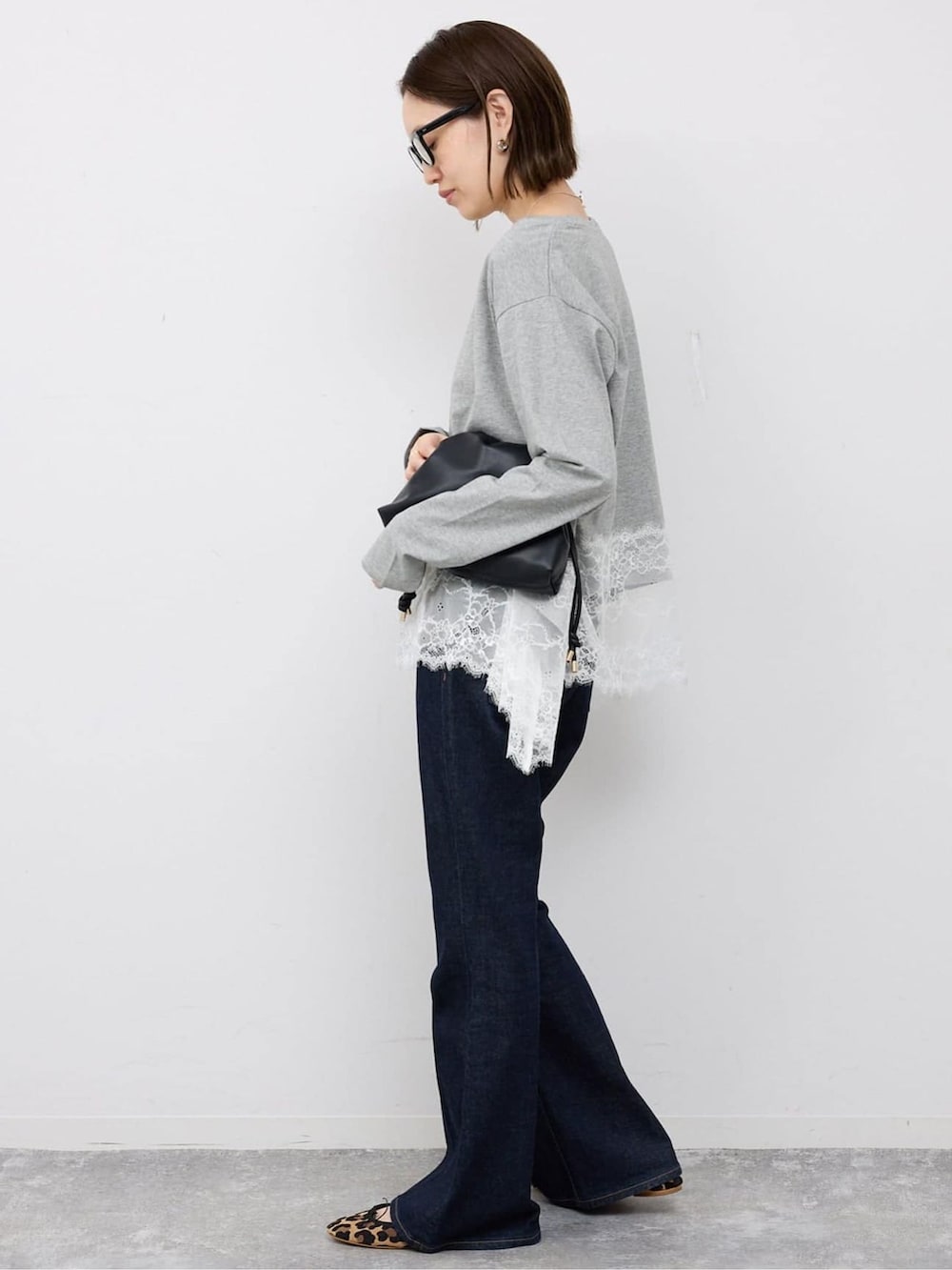 ベージュ系のバレエシューズ、ブルー系のデニムパンツ、グレー系のTシャツ/カットソーを着用したレディースの冬コーディネートの3枚目の写真