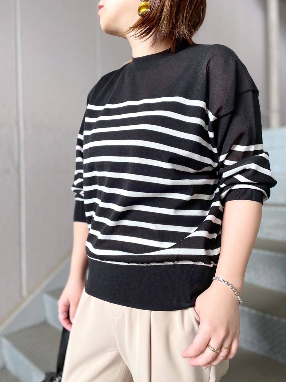 「カジュアル、ラクチンコーデ、オトナ女子、ボーダー、リヴドロワ、RIVEDROITE、休日コーデ、いいね、save、フォローお願いします🤑、ブラック、ブラックコーデ、春コーデ、パンツスタイル、キレイめ」｜「RIVE DROITEの予約【ADD CULUMN(アドカラム)】ミニギャザーバッグ（ハンドバッグ、ブラック系）」を使った、yu_kaさん（レディース・158cm）の春コーディネートの2枚目の写真