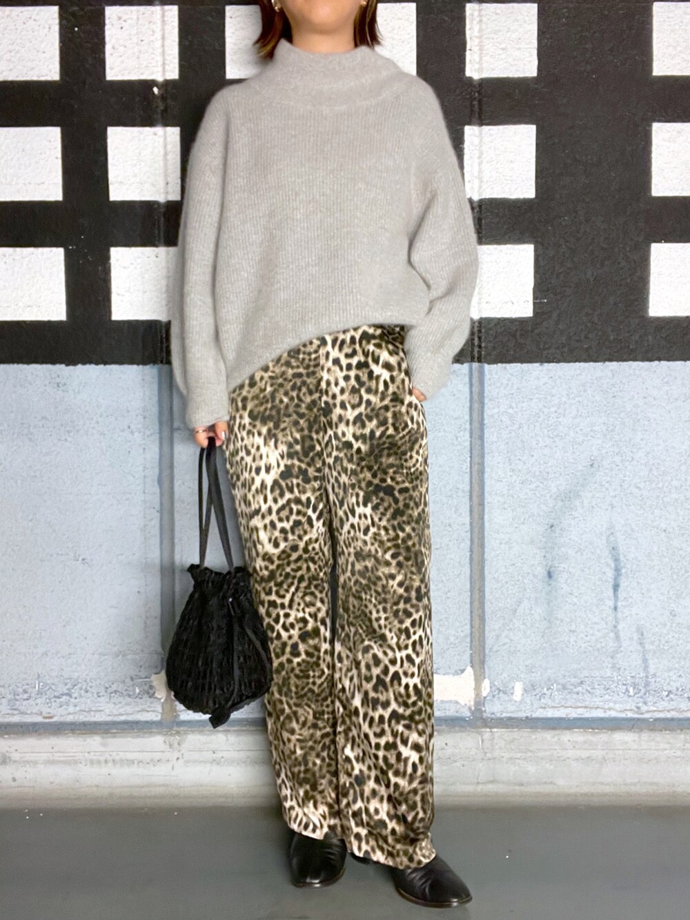 ベージュ系のその他パンツ、ブラック系のトートバッグ、グレー系のニット/セーターを着用したレディースの冬コーディネートの2枚目の写真