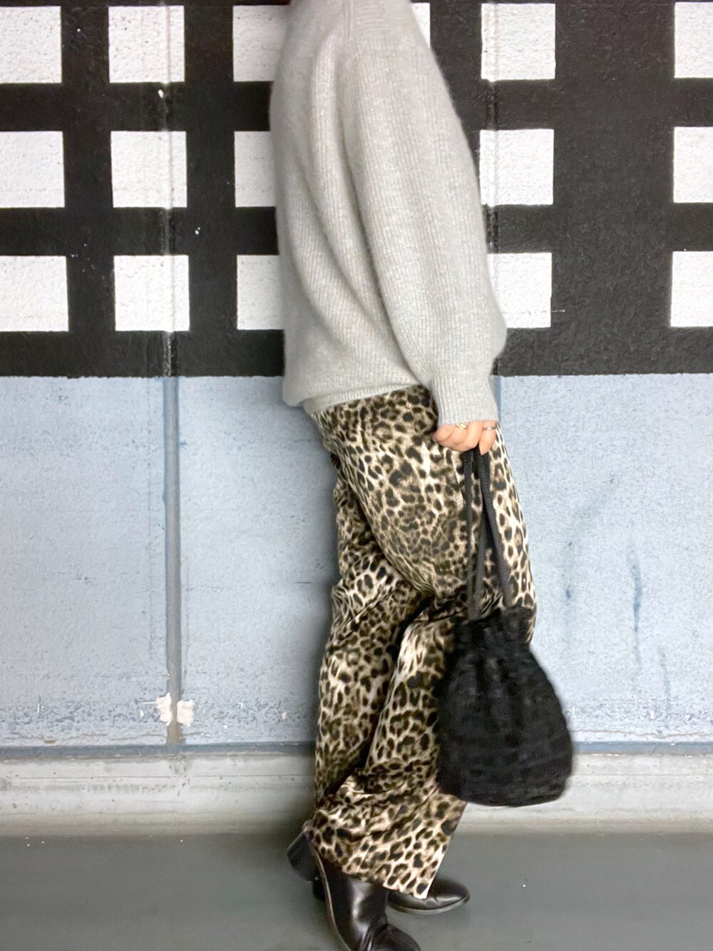 ベージュ系のその他パンツ、ブラック系のトートバッグ、グレー系のニット/セーターを着用したレディースの冬コーディネートの3枚目の写真