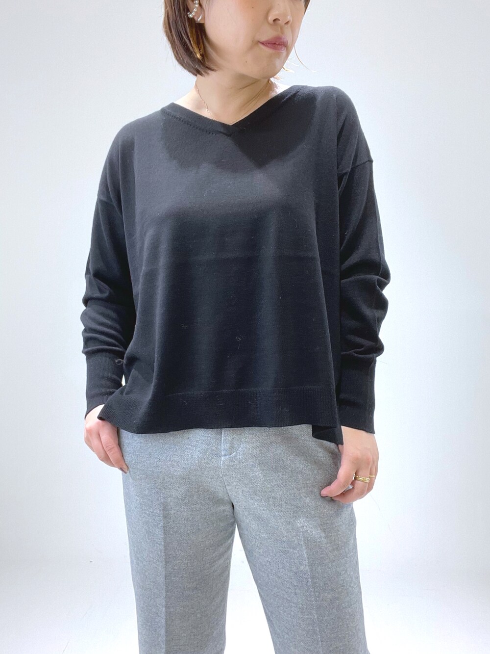 ブルー系のその他パンツ、ブラック系のニット/セーター、ベージュ系のブーツを着用したレディースの冬コーディネートの2枚目の写真