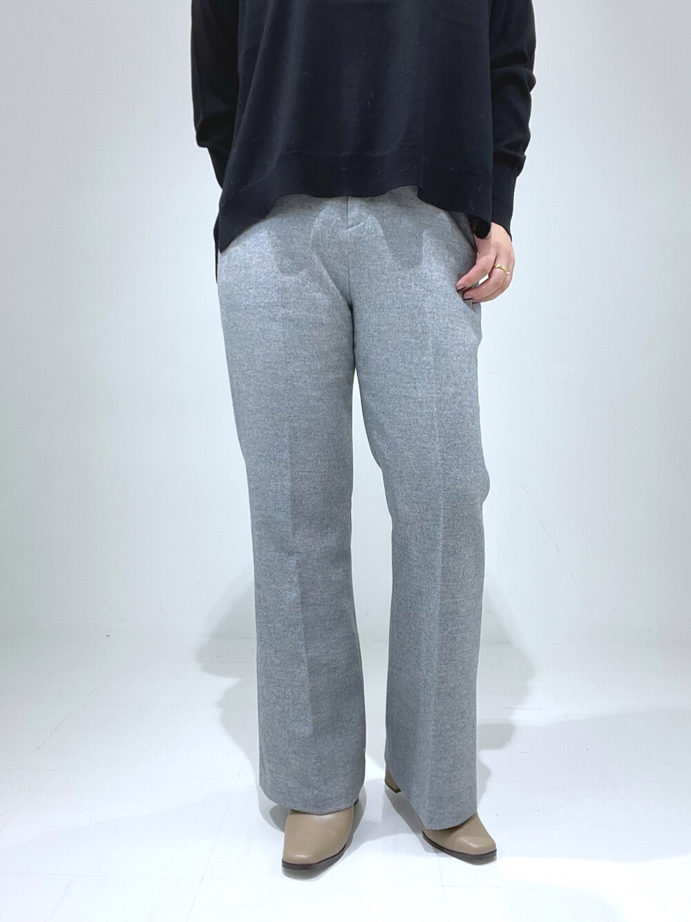 ブルー系のその他パンツ、ブラック系のニット/セーター、ベージュ系のブーツを着用したレディースの冬コーディネートの3枚目の写真