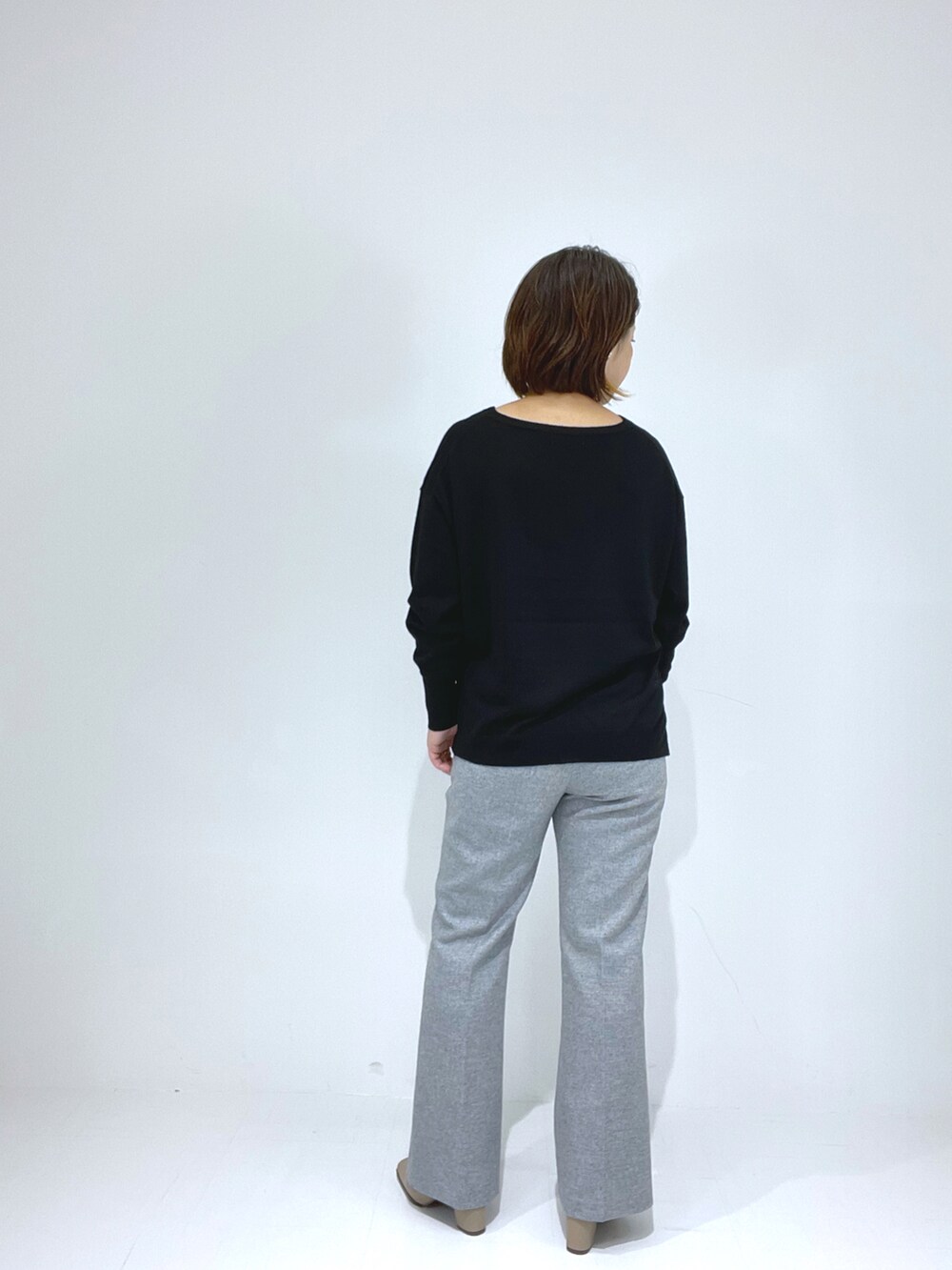 ブルー系のその他パンツ、ブラック系のニット/セーター、ベージュ系のブーツを着用したレディースの冬コーディネートの4枚目の写真