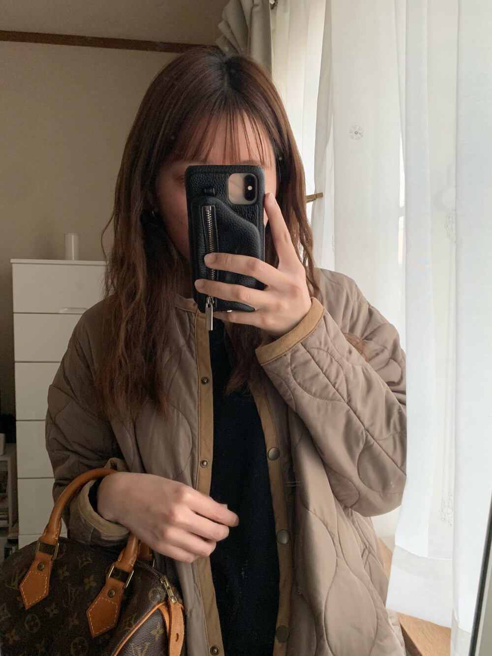 ベージュ系のノーカラージャケット、ブラック系のニット/セーターを着用したレディースの冬コーディネートの2枚目の写真