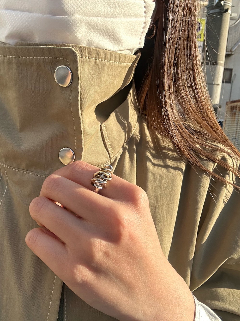 ホワイト系のTシャツ/カットソー、ブラック系のハンドバッグ、ブラック系のデニムパンツを着用したレディースの春コーディネートの2枚目の写真