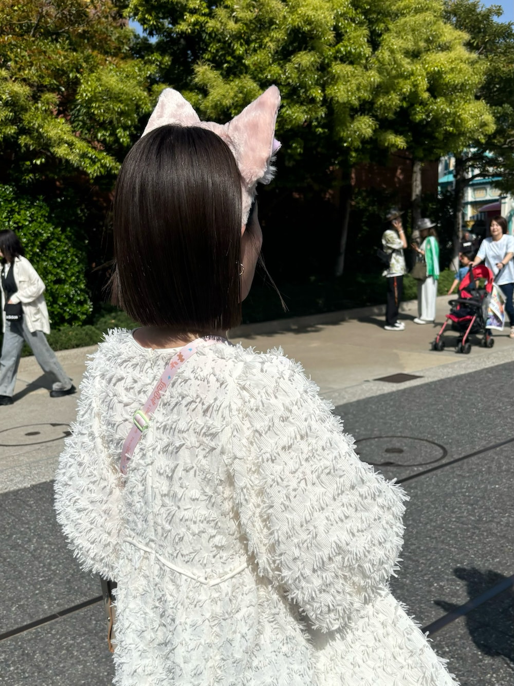 ブラウン系のバレエシューズ、ホワイト系のシャツ/ブラウス、ベージュ系のハンドバッグを着用したレディースの冬コーディネートの2枚目の写真