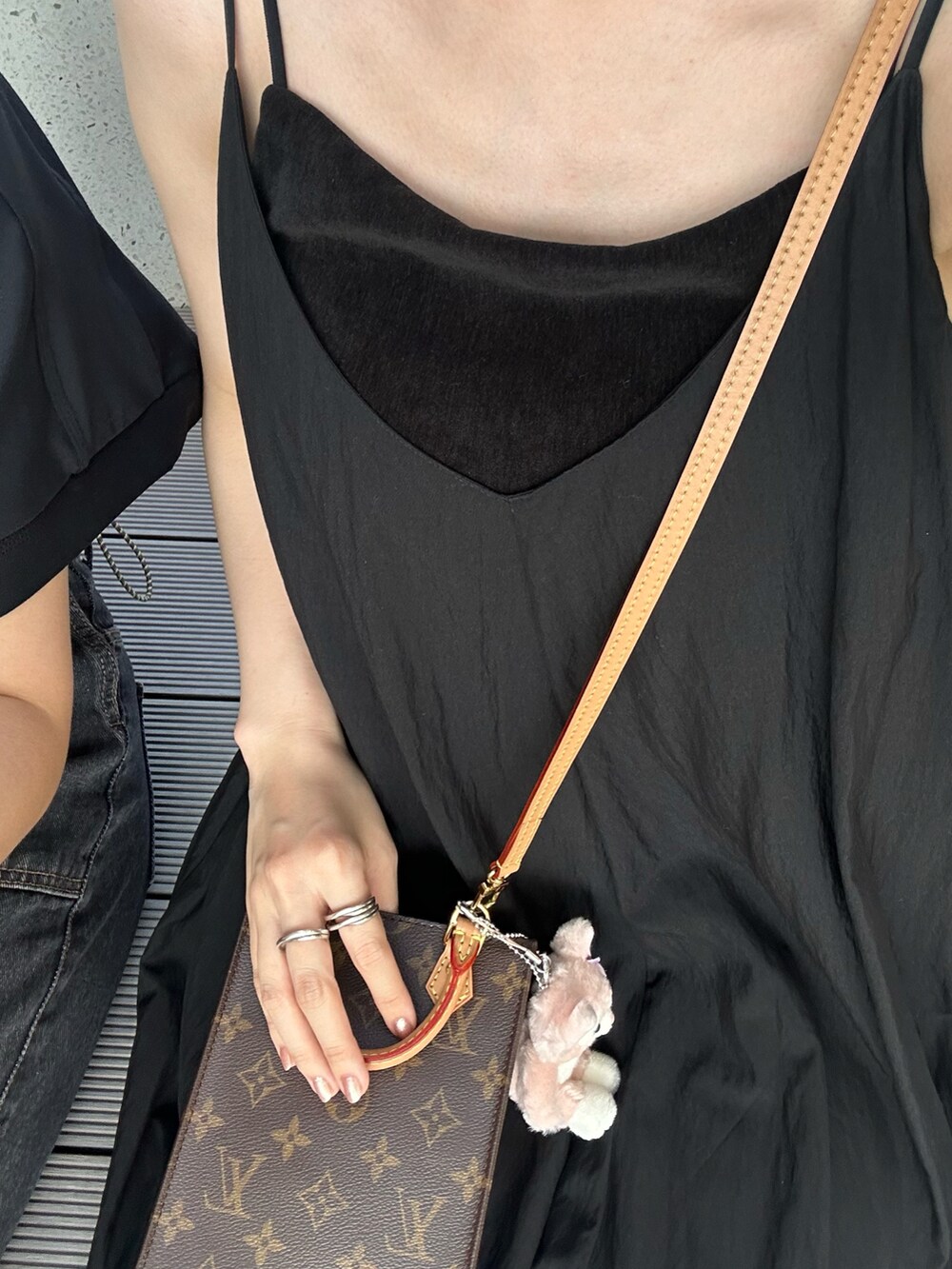 ブラック系のスニーカー、シルバー系のエコバッグ/サブバッグを着用したレディースの秋コーディネートの2枚目の写真