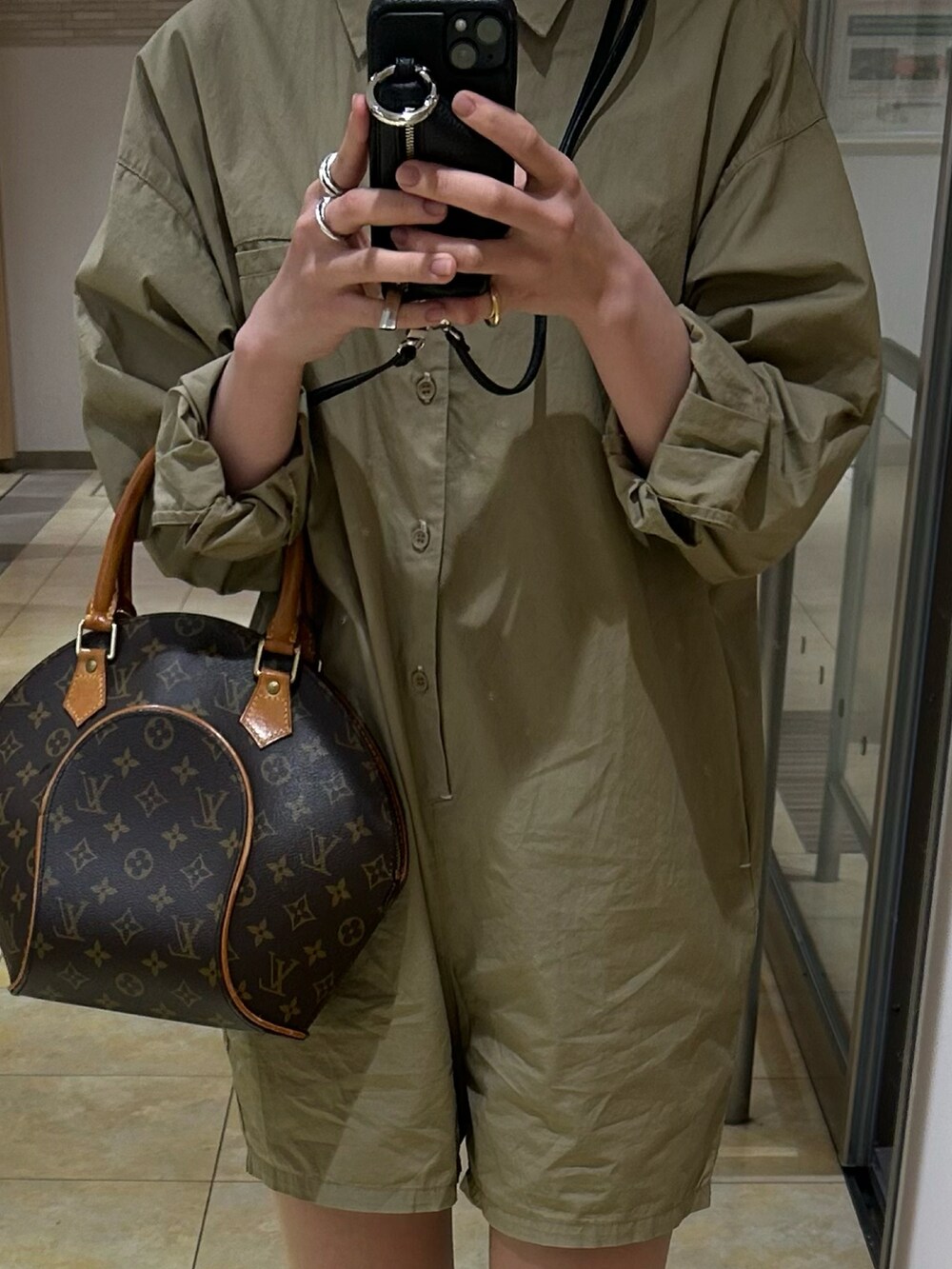 ブラック系のブーツを着用したレディースの春コーディネートの2枚目の写真