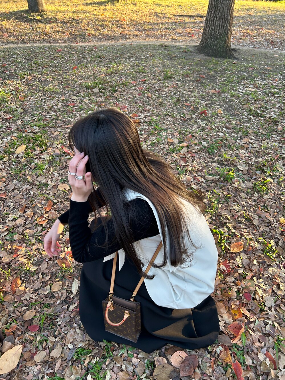 ブラック系のスカート、ブラック系のブーツを着用したレディースの冬コーディネートの2枚目の写真