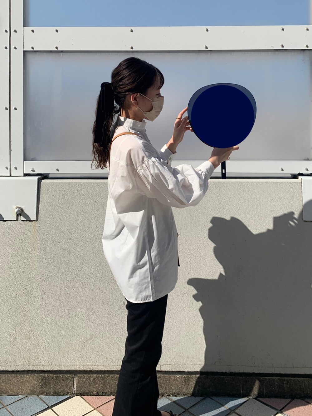 ブラウン系のバレエシューズ、ブラウン系のショルダーバッグを着用したレディースの春コーディネートの2枚目の写真