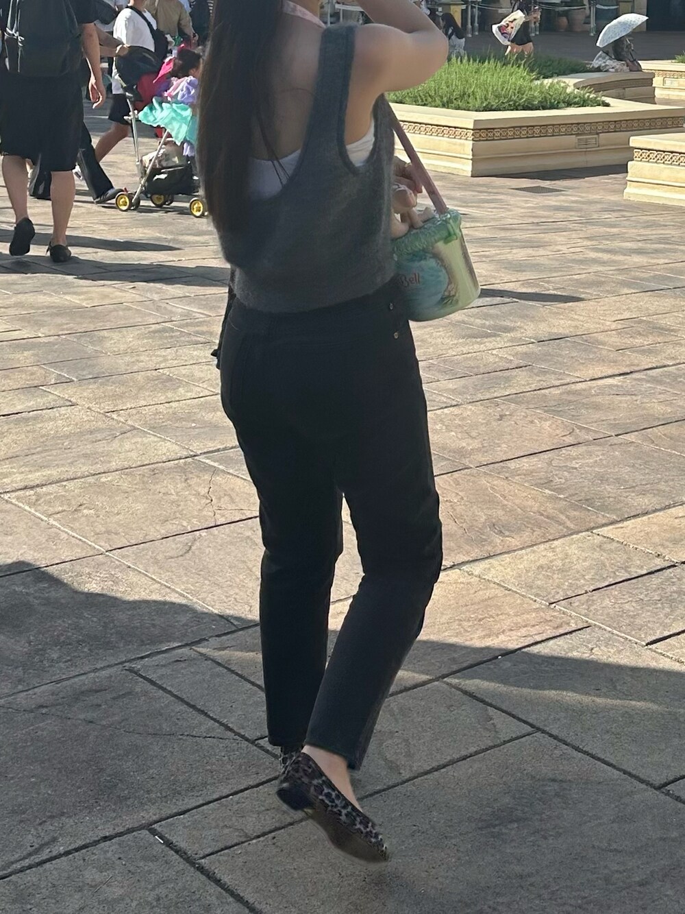 グレー系のニット/セーター、ブラック系のデニムパンツ、ブラウン系のバレエシューズを着用したレディースの秋コーディネートの2枚目の写真