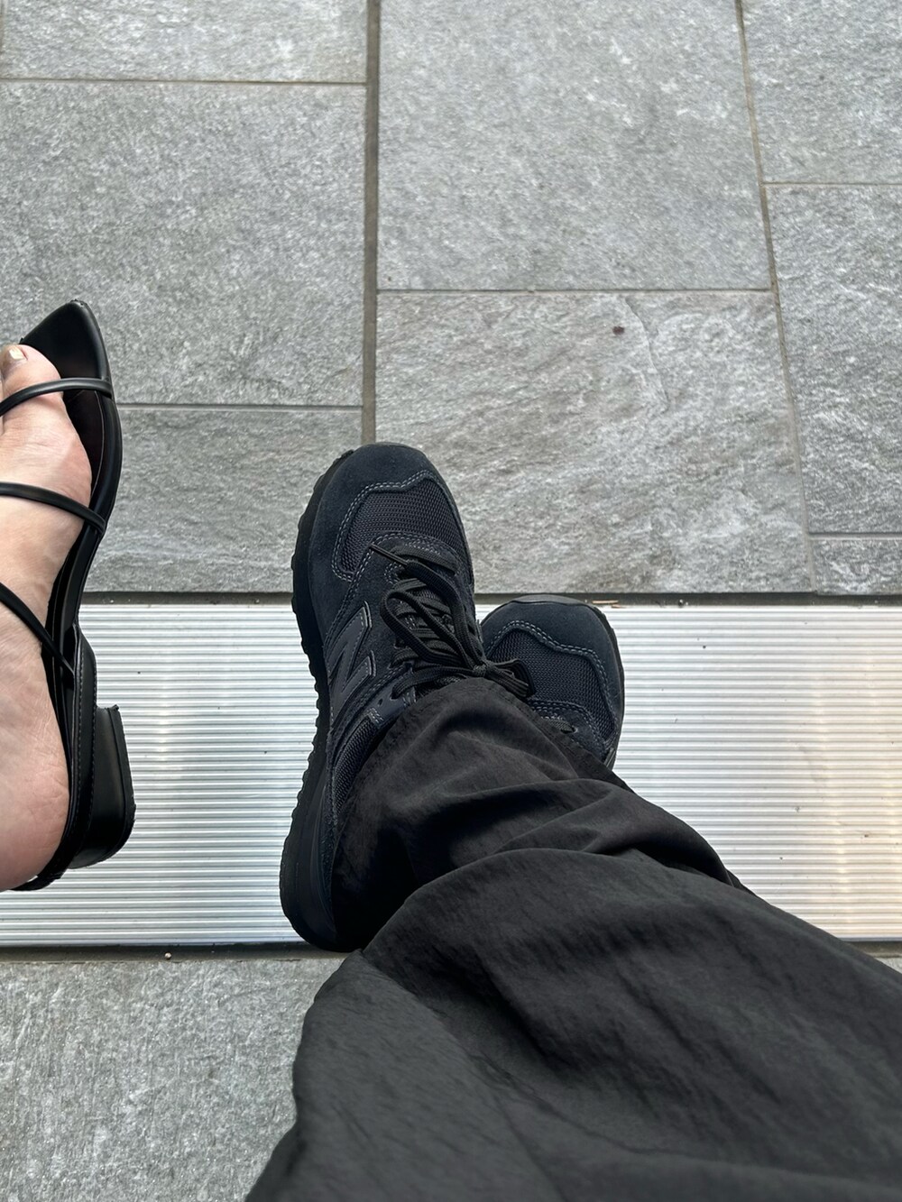 ブラック系のスニーカー、シルバー系のエコバッグ/サブバッグを着用したレディースの秋コーディネートの3枚目の写真