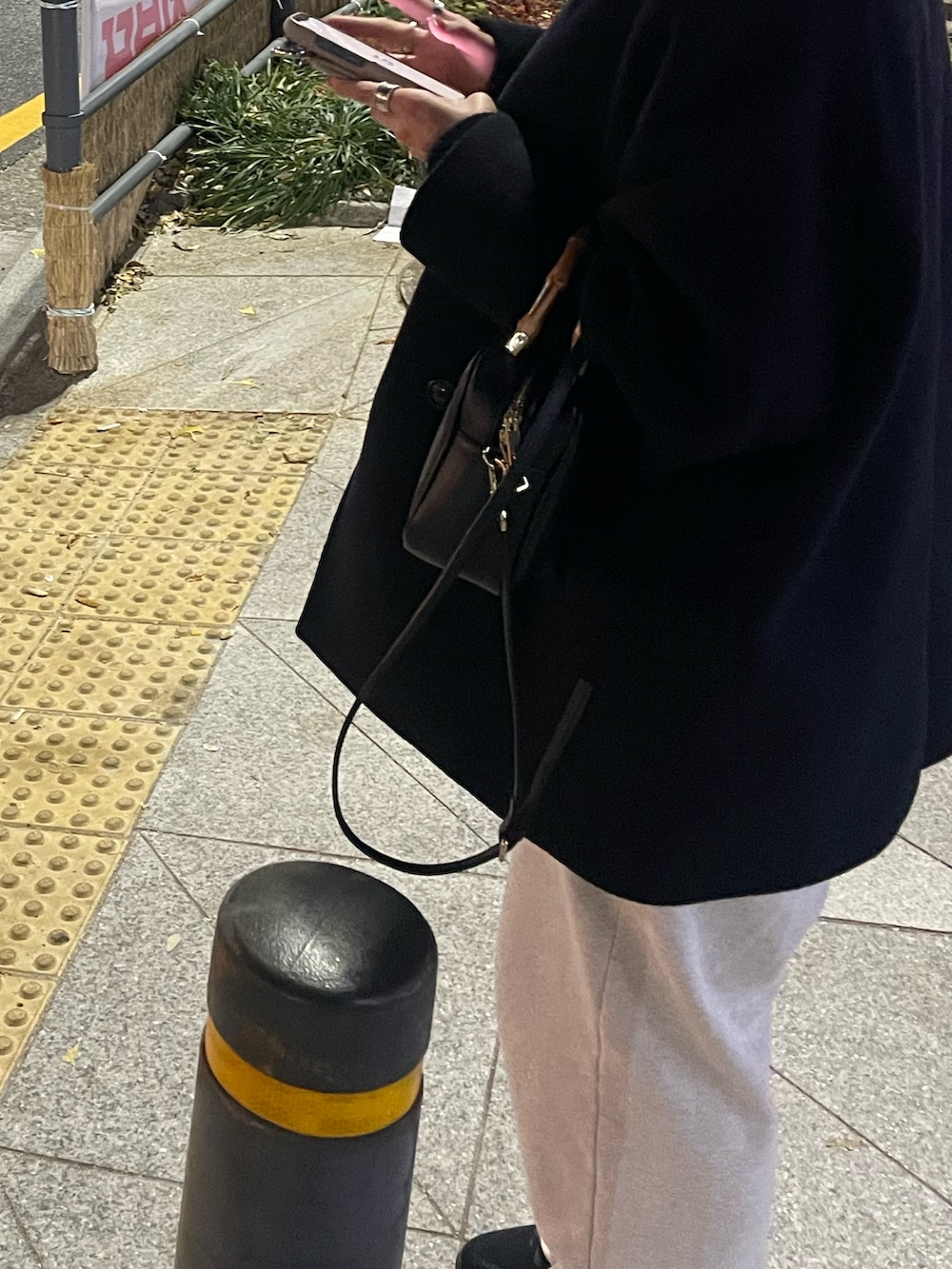 ブルー系のピーコート、ホワイト系のスウェットパンツ、ブラック系のスニーカーを着用したレディースの冬コーディネートの2枚目の写真