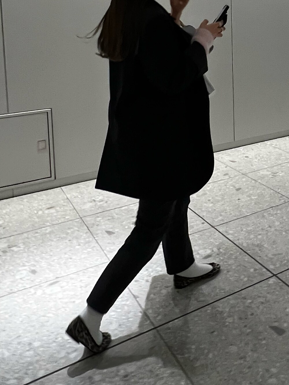 ピンク系のニット/セーター、ブラック系のデニムパンツ、ブラック系のショルダーバッグを着用したレディースの春コーディネートの2枚目の写真