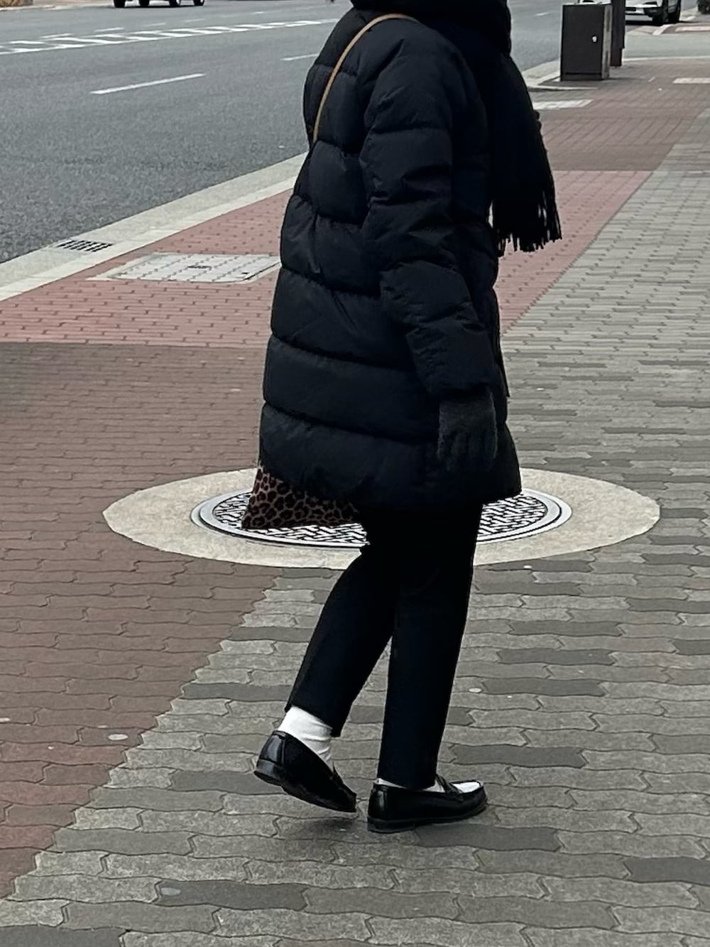ブラック系のダウンジャケット/コートを着用したレディースの冬コーディネートの2枚目の写真