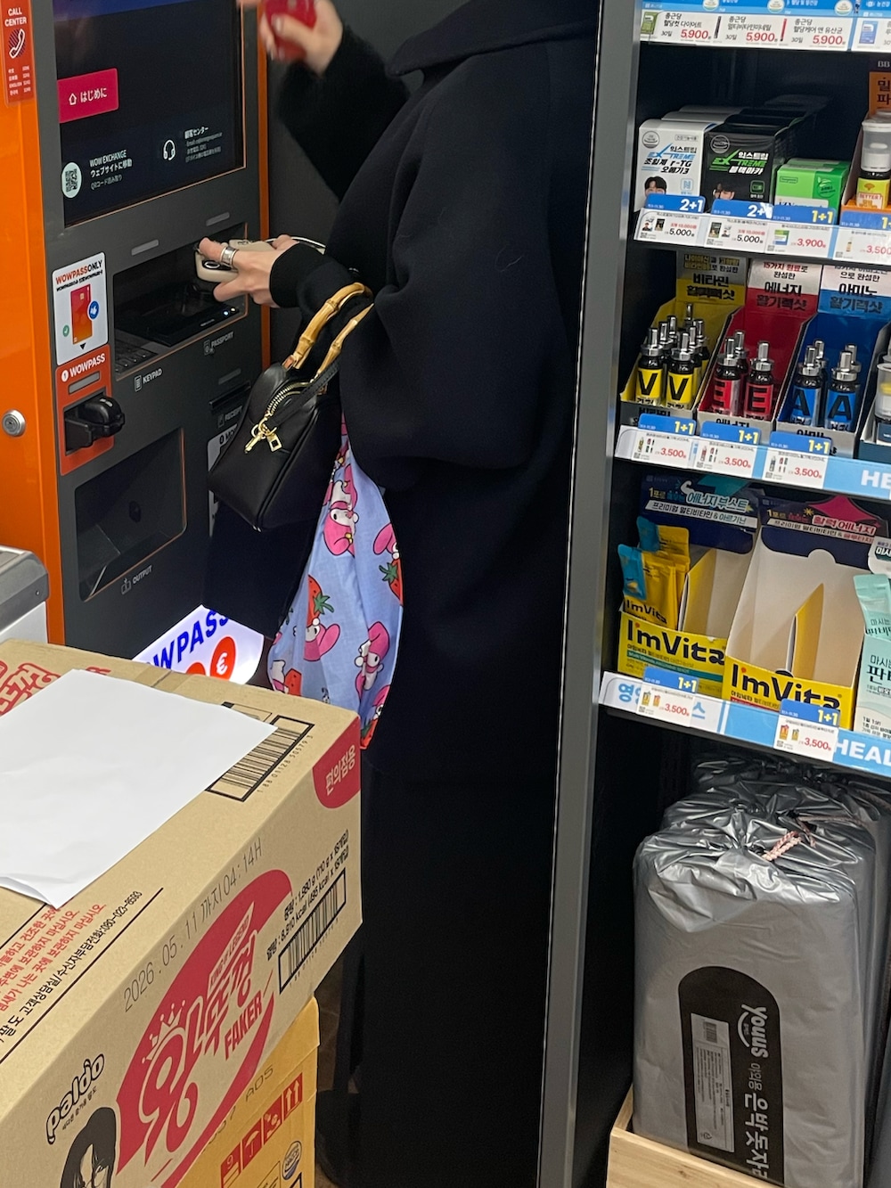 ブラック系のスニーカー、ブルー系のピーコート、ブラック系のスカートを着用したレディースの冬コーディネートの2枚目の写真