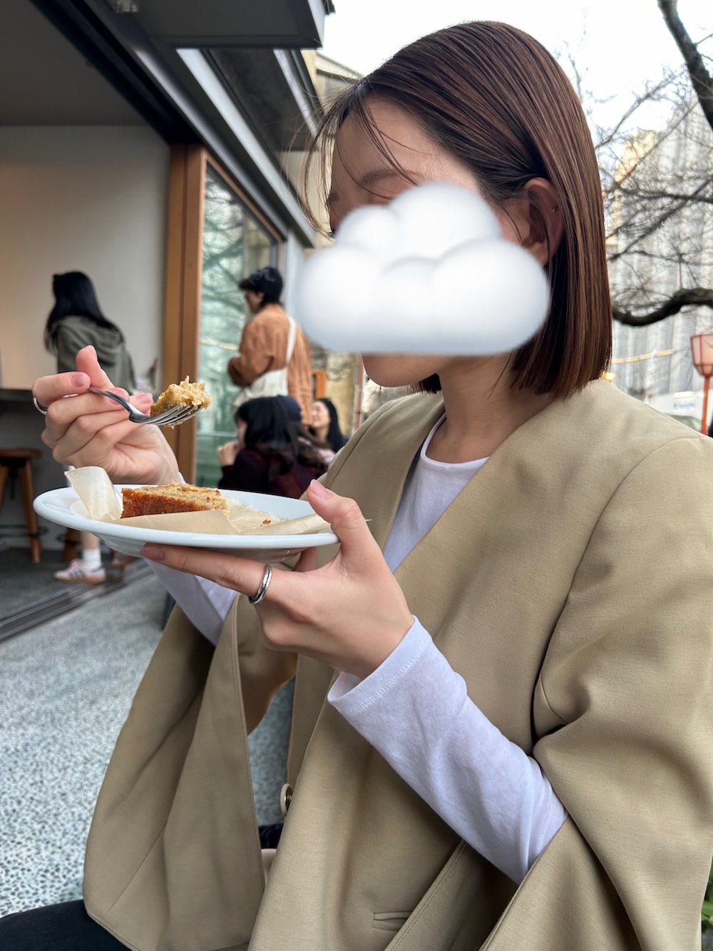 ブラック系のデニムパンツ、ブラウン系のバレエシューズを着用したレディースの冬コーディネートの2枚目の写真