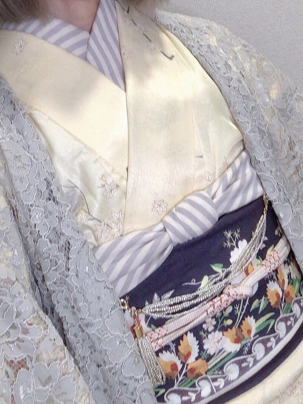 ブラック系のかごバッグ、グレー系の和装小物、ホワイト系の和装小物を着用したレディースの春コーディネートの2枚目の写真